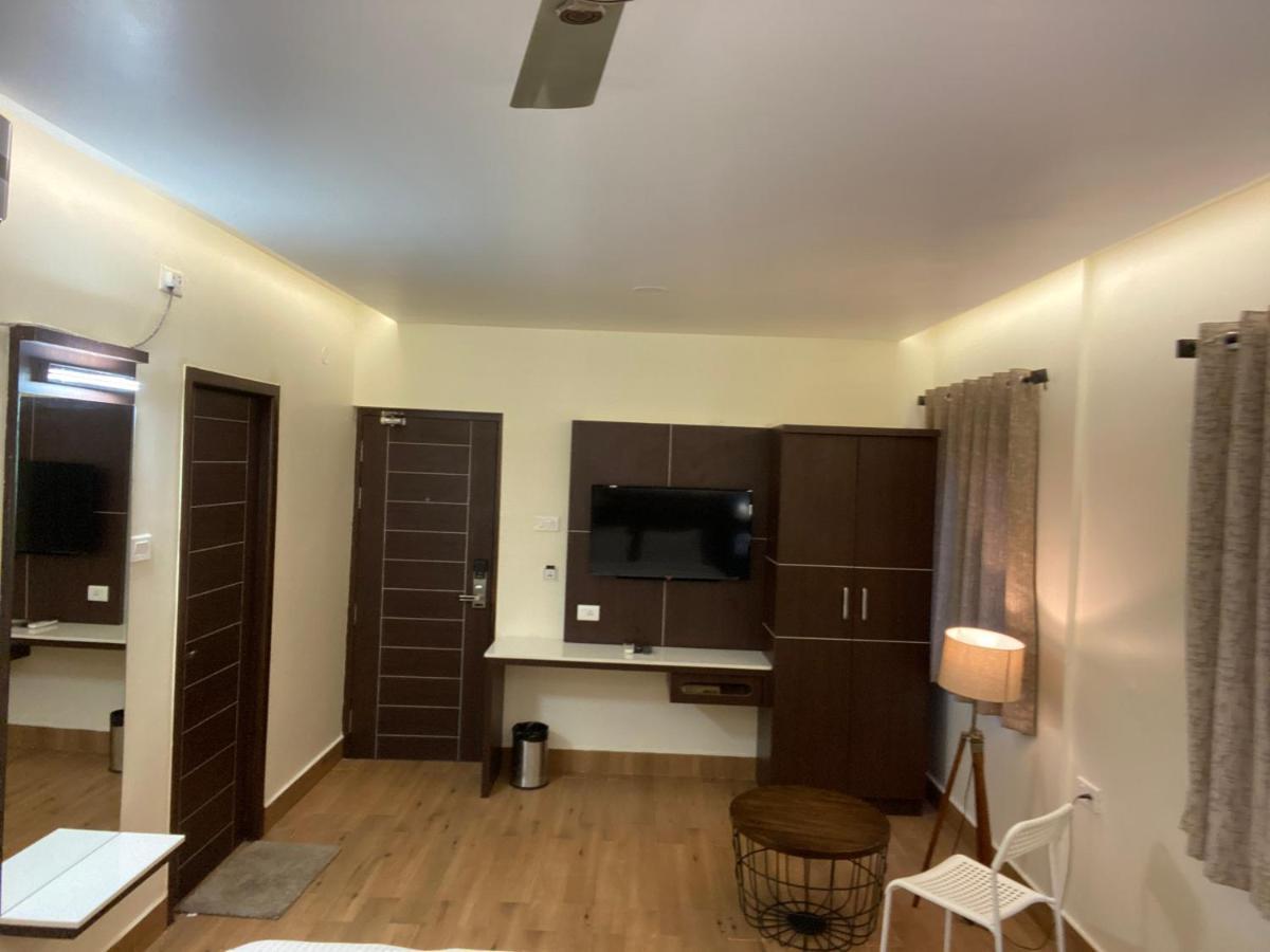 Le Shiv Executive Suite Тхені Екстер'єр фото