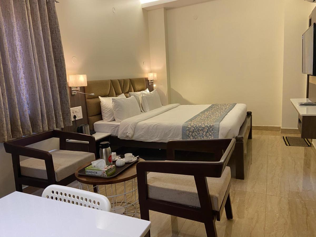 Le Shiv Executive Suite Тхені Екстер'єр фото