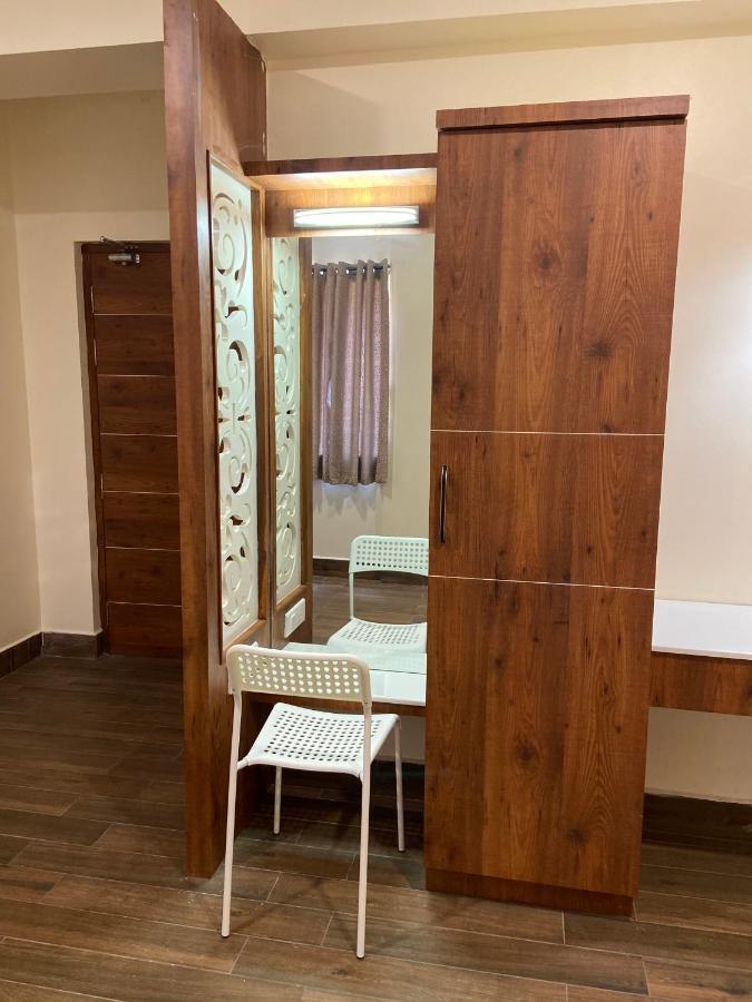 Le Shiv Executive Suite Тхені Екстер'єр фото