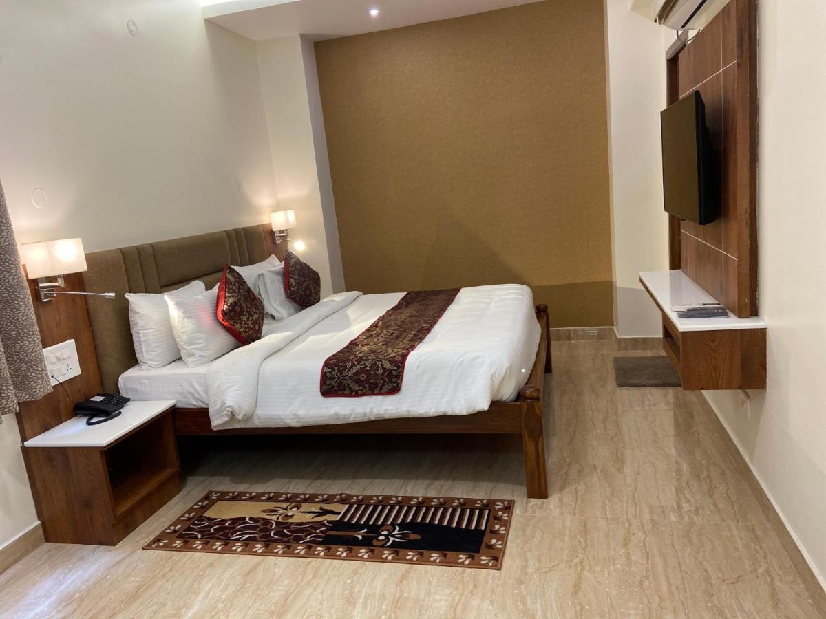 Le Shiv Executive Suite Тхені Екстер'єр фото
