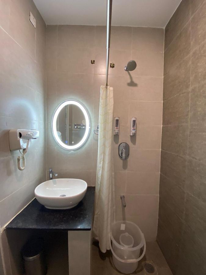 Le Shiv Executive Suite Тхені Екстер'єр фото