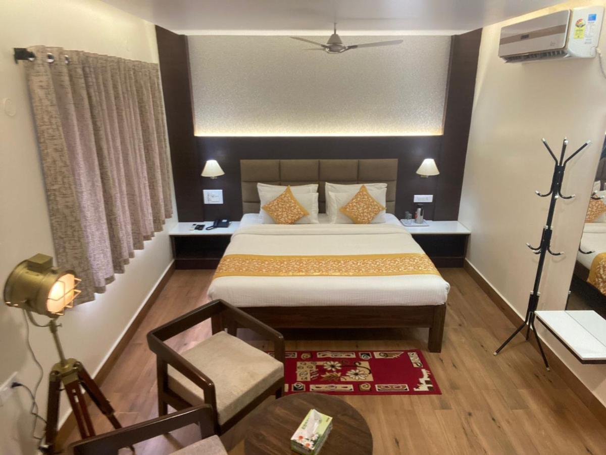 Le Shiv Executive Suite Тхені Екстер'єр фото