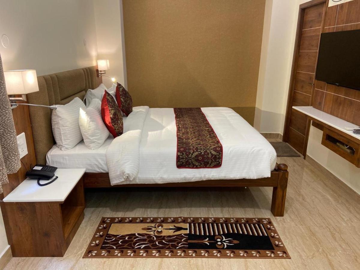 Le Shiv Executive Suite Тхені Екстер'єр фото