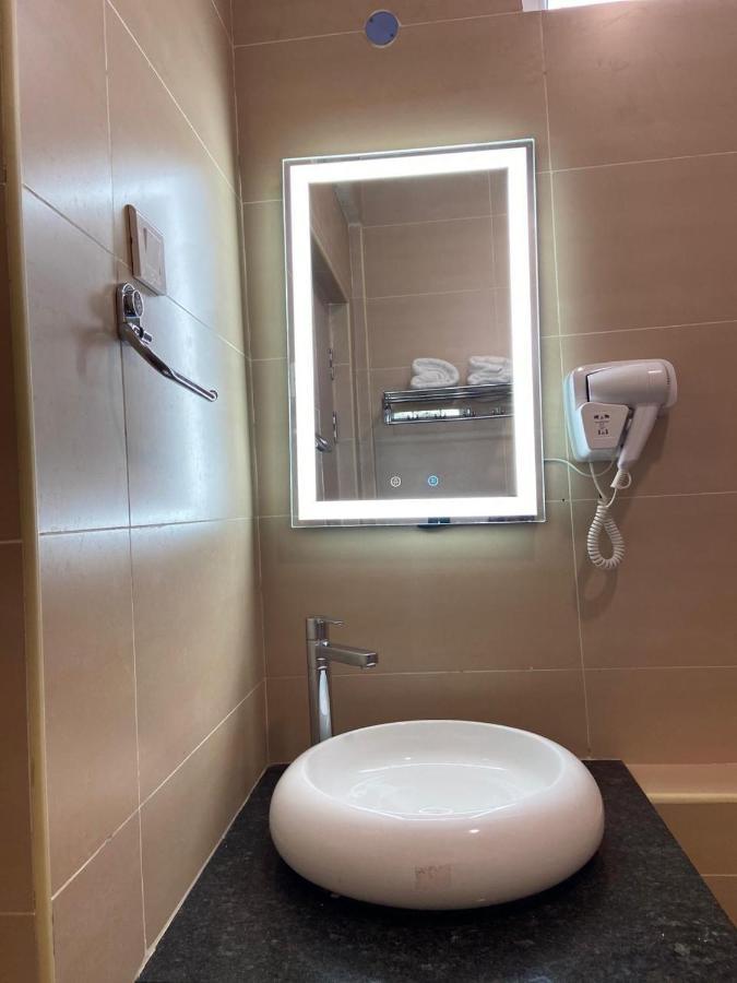 Le Shiv Executive Suite Тхені Екстер'єр фото